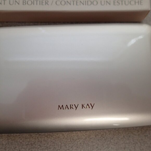 Mary Kay Foundation Compact - Picture 8 of 9